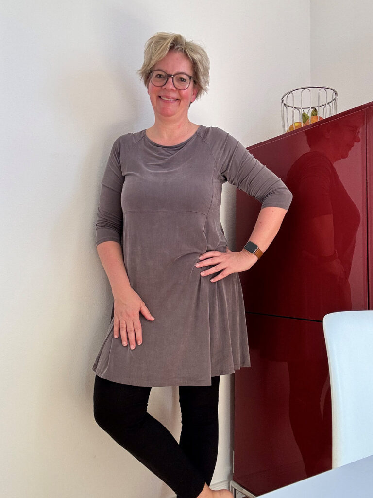 Outfitinspirationen #16 in 2024 graues Kleid mit Leggings