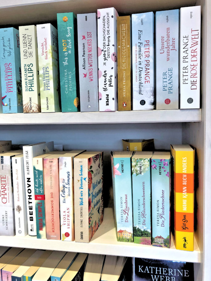 Momente des Glücks können auch sein, wenn du in einem Buchladen stehst und einfach nur dortbleiben möchtest, weil die Athmosphäre und die Bücher so schön sind Momente des Glücks- in einem Buchladen zu stehn und diesen nur schön zu finden