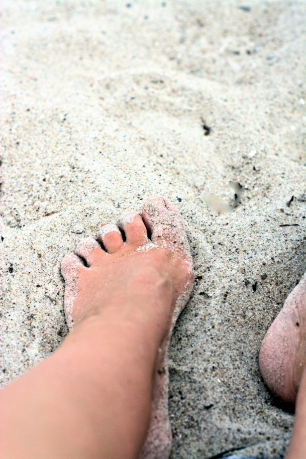 Momente des Glücks, mit den Füßen im Sand-hachz