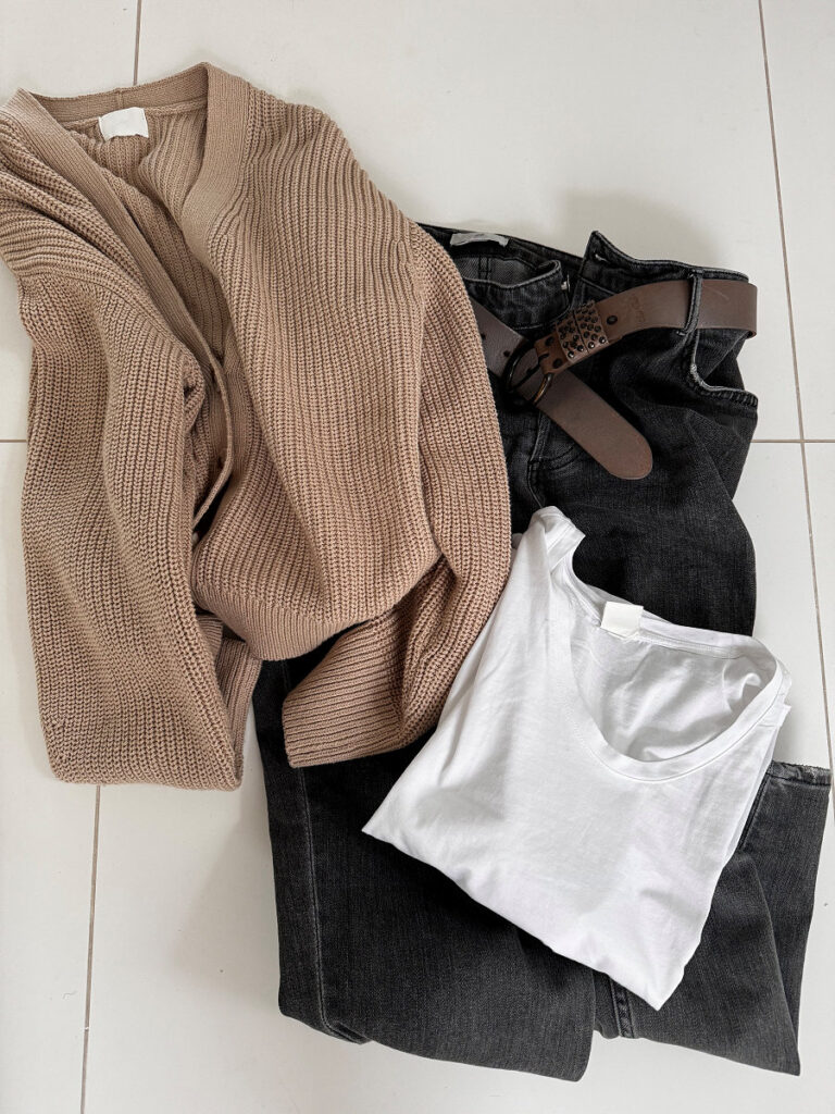 Outfitinspirationen #7 2024 graue Mom Jeans beiger Cardigan