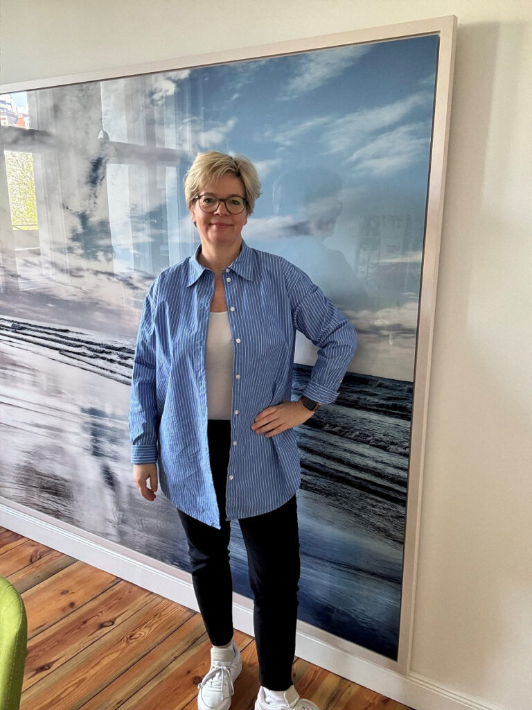 4 Tragevarianten einer Oversize-Bluse Variante 2 offen wie eine Jacke