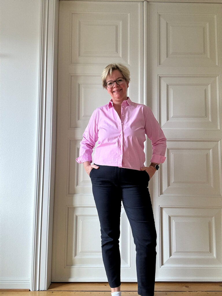 Outfitinspirationen #16 in 2024 Jogpant pinke Bluse und Trenchcoat cognacfarbene Loafer