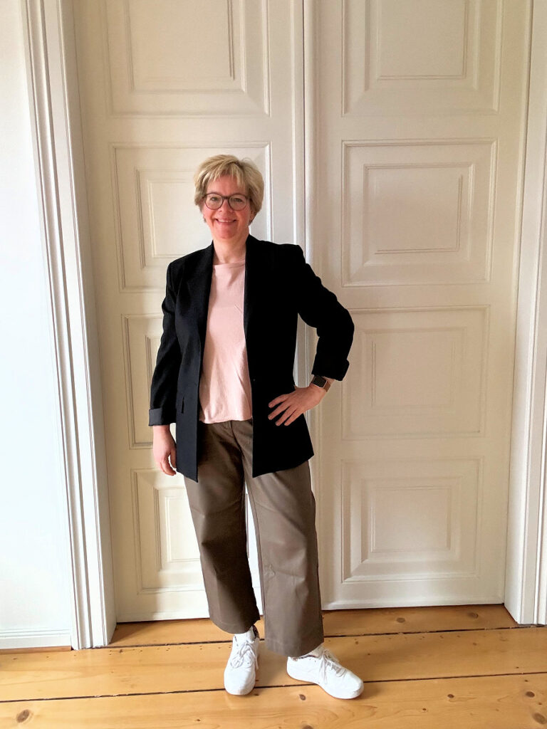 Outfitinspirationen #16 in 2024 Cullotte cropped Pulli in Peach Fuzz Nadelstreifenblazer