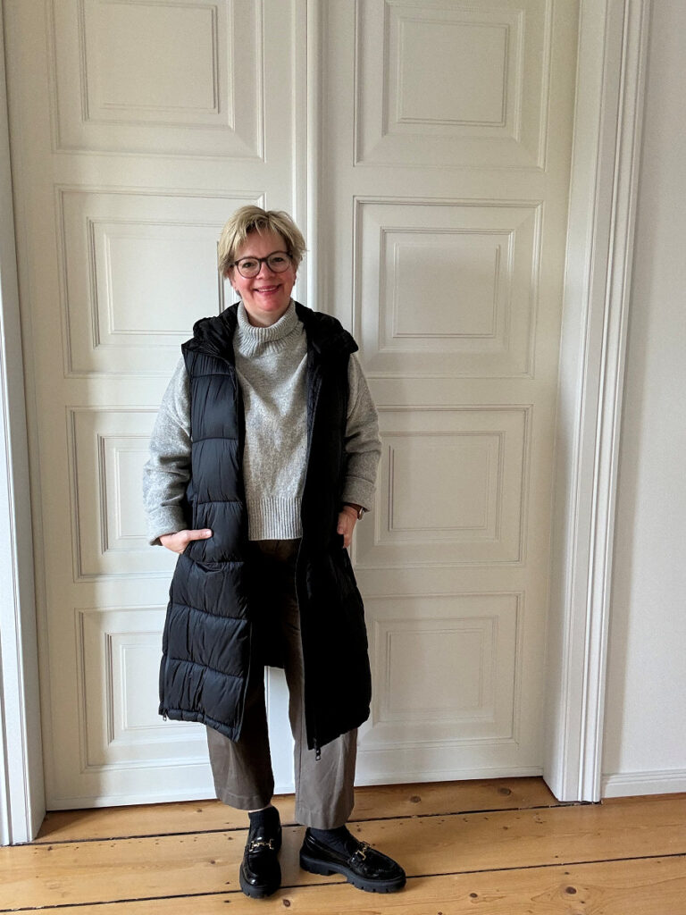 Outfitinspirationen #16 in 2024 Culotte cropped grauer Merino Rolli Steppweste