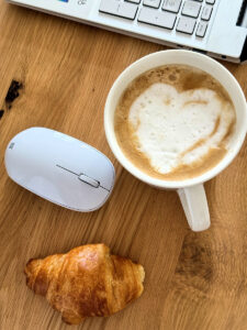 Seelenglück #17 2024- unerwartetes Date Seelenglück #17 2024- Croissant und Kaffee mit Herz
