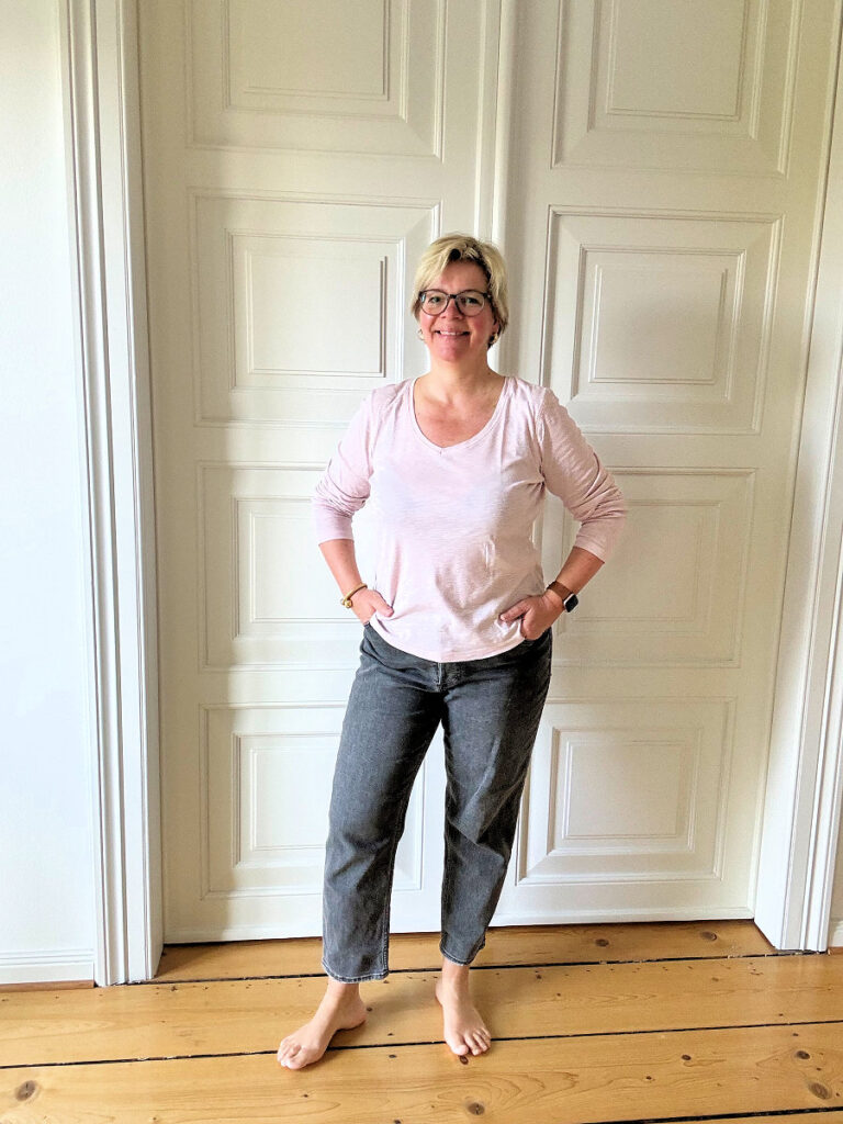 Basic Style rosa Langarmshirt graue Mom Jeans Cropped