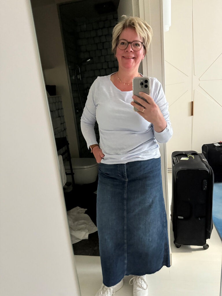 Outfitinspirationen 20. Woche 2024 Denim Skirt long, Longsleeve, Blazer beige Travel Outfit