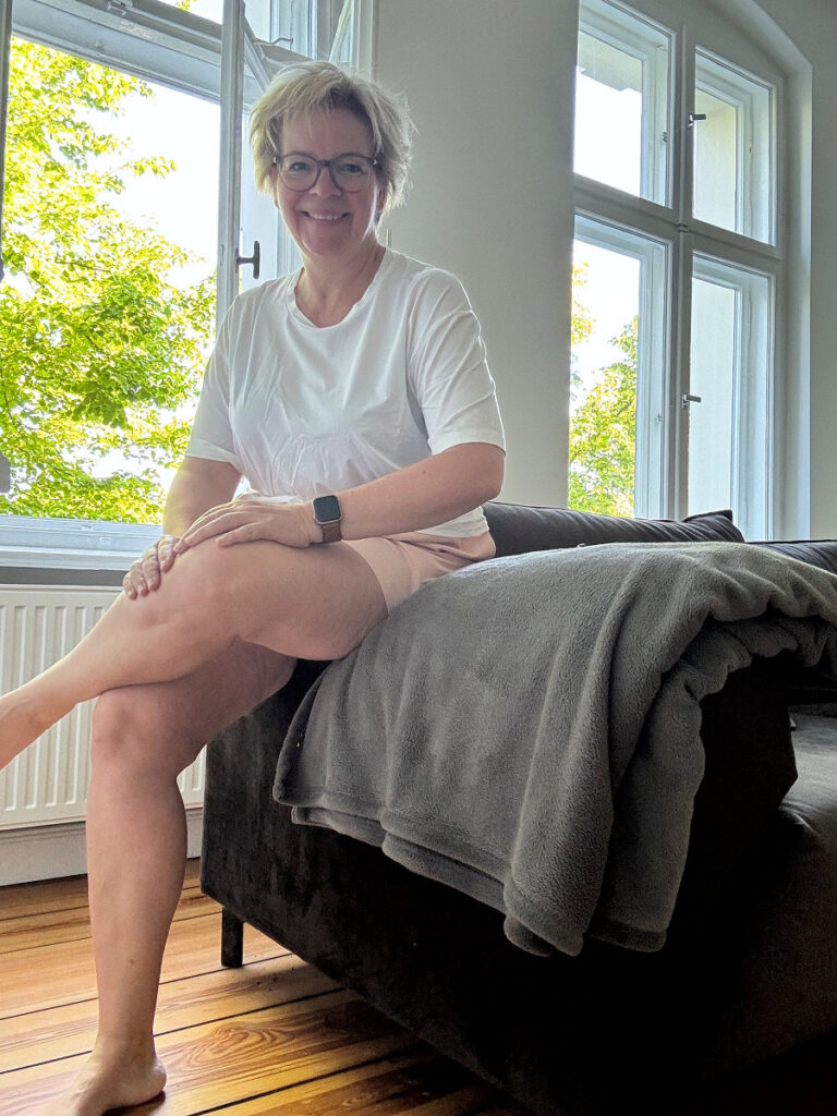 Outfitinspirationen 20. Woche 2024 Shorts in rosé und weißes T-Shirt