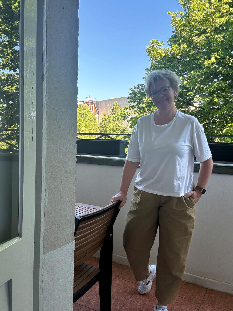 Outfitinspirationen 20. Woche 2024 Cropped Culotte khaki weißes T-Shirt dunkelblauer Blazer