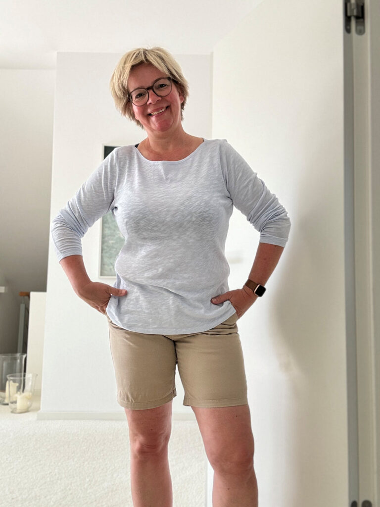 Outfitinspirationen 20. Woche 2024 Khaki Shorts beige, blue Longsleeve