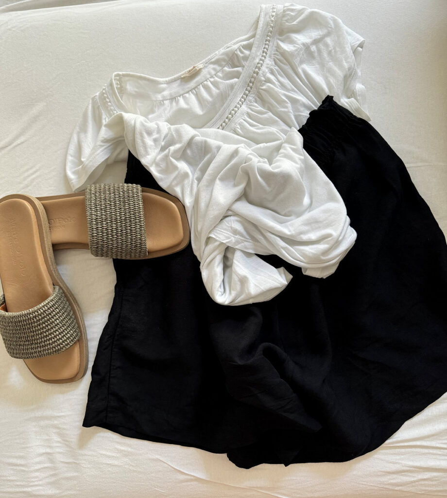 Outfitinspirationen #26/24- hallo Sommer Outfitinspirationen #26/24- hallo Sommer schwarze Leinenshorts weißes T-Shirt Bastschlappen Agda