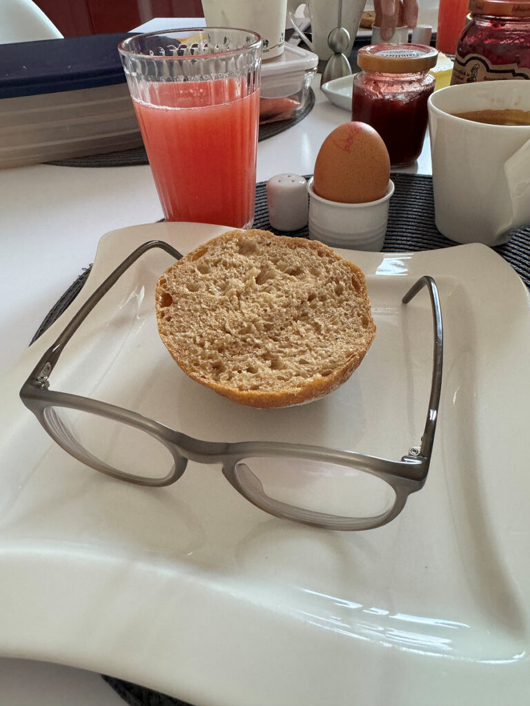 Seelenglück #34 in 2024 Seelenglück #34 in 2024 Brille beim Frühstück