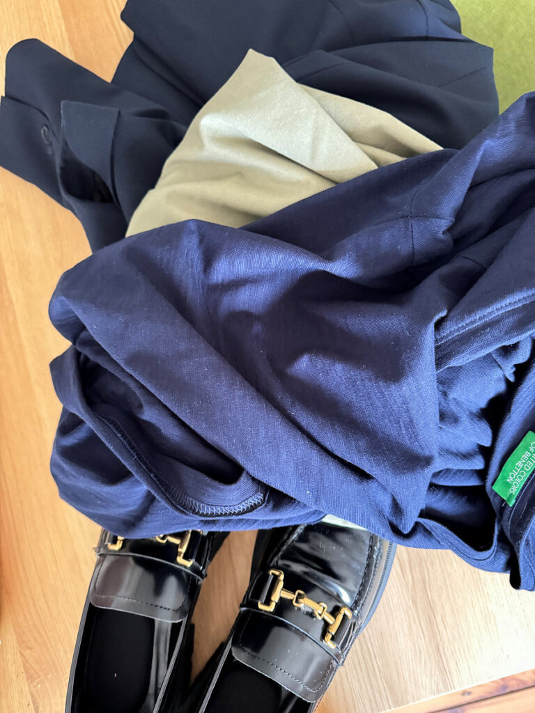 Outfitinspirationen #37/2024 Outfitinspirationen #37/2024 Culotte khaki dunkelblaues Shirt und dunkelblauer Blazer mit Loafern