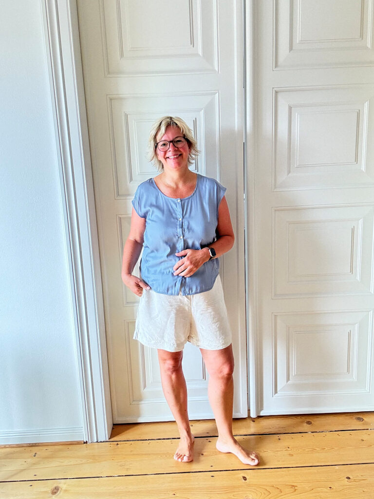 Outfitinspirationen #37/2024 Outfitinspirationen #37/2024 beige Shorts und graue ärmellose Seidenbluse