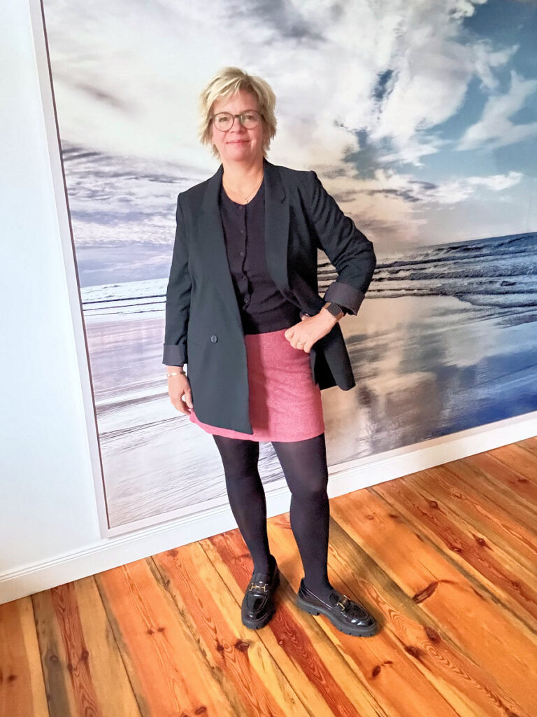 Outfitinspirationen #41 Outfitinspirationen #41 roter Rock schwarzer Cardigan Loafer und schwarzer Oversize Blazer