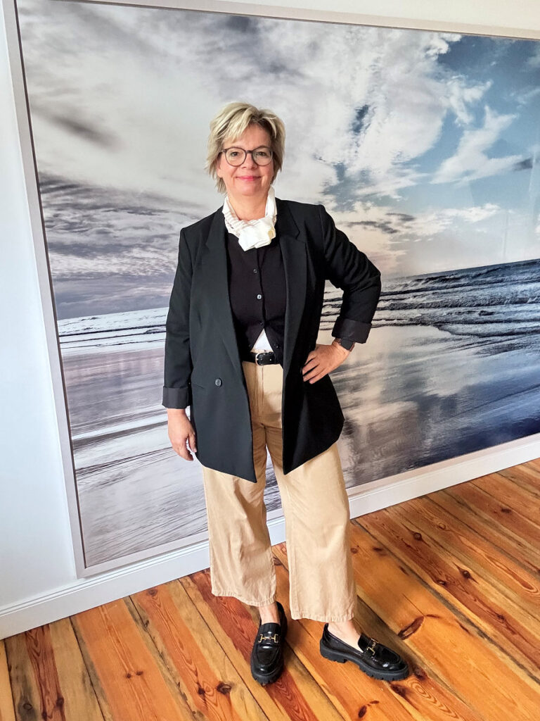 Outfitinspirationen #41 Outfitinspirationen #41 camelfarbene Cropped Pants Loafer schwarzer Cardigan und Oversize Blazer in schwarz