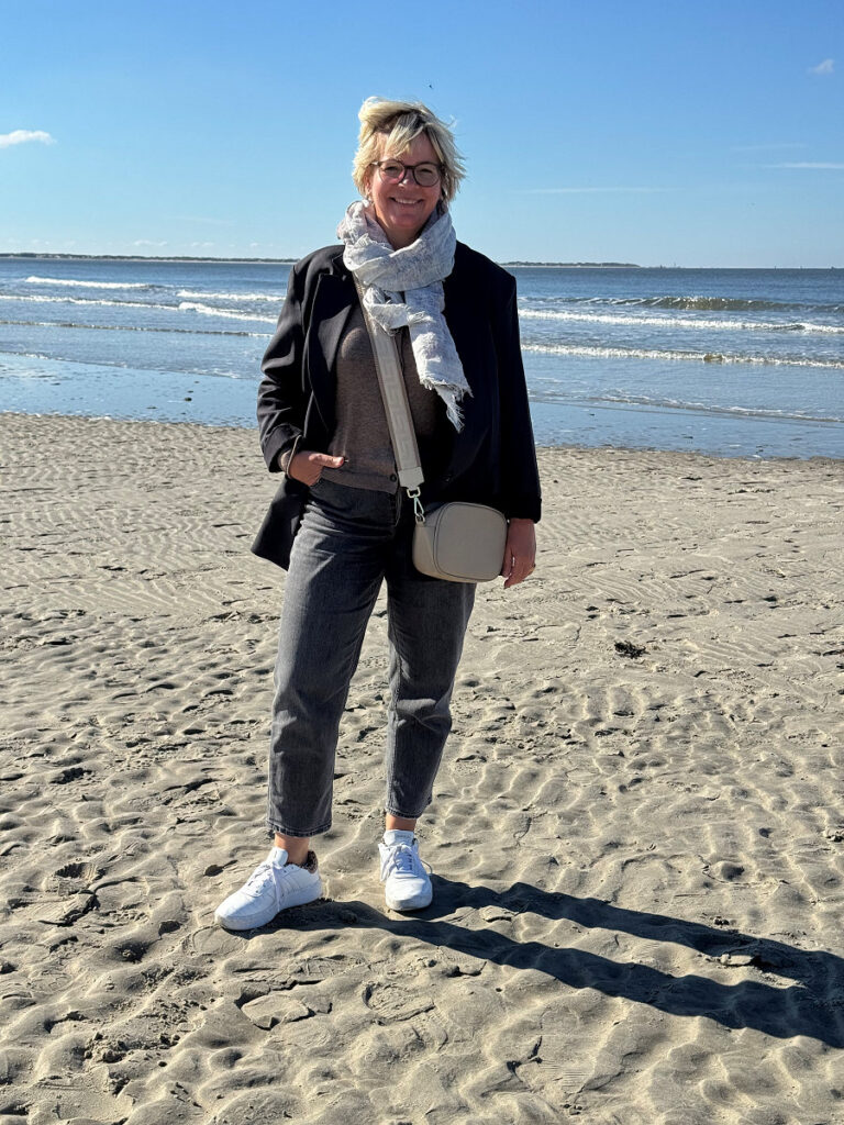 Outfitinspirationen #41 Outfitinspirationen #41 graue Moma Jeans Taupe Strickjacke Sneaker und grauer Blazer mit hellgrauem Schal
