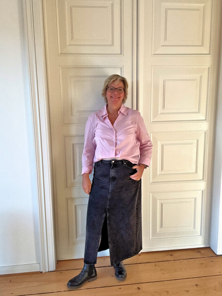 Outfitinspirationen #43 in 2024 Outfitinspirationen #43 in 2024 grauer langer Jeansrock rosa Bluse grauer Oversize Blazer grauer Schal und Mantel scharze Boots