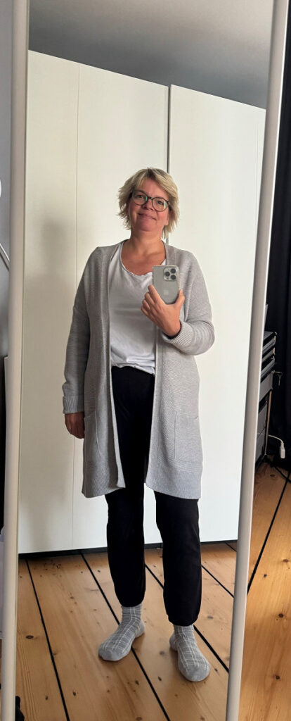 Outfitinspirationen #43 in 2024 Outfitinspirationen #43 in 2024 schwarze Joggpant, weißes T-Shirt grauer Longcardigan/ Strickhülle