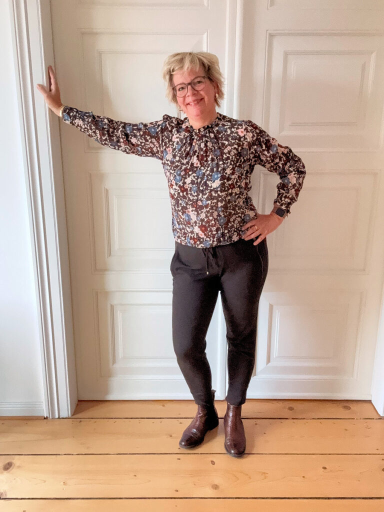 Outfitinspirationen #43 in 2024 Outfitinspirationen #43 in 2024 brauen Joggpant, braune Blumenbluse braune kurze Grobstrickjacke beige Longweste