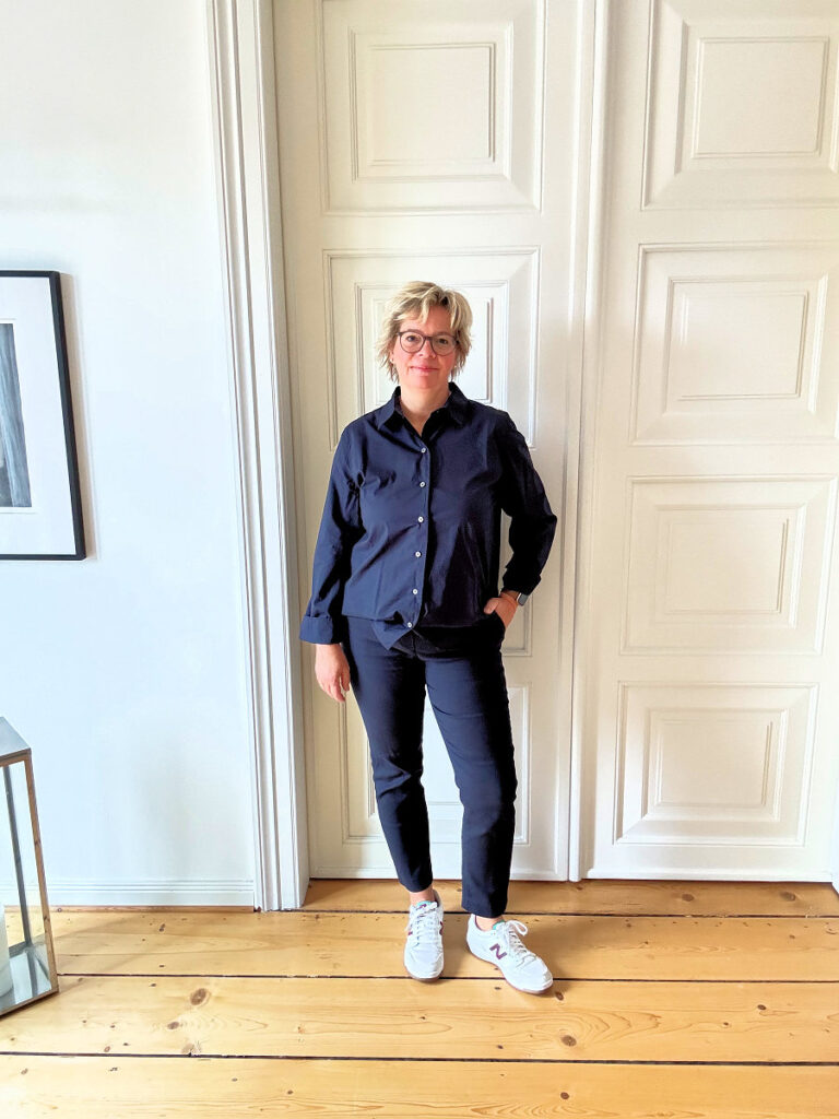 Trendfarbe Blau Trendfarbe Blau dunkelblaue Bluse dunkelblaue Chino Blazer und Boots in camel