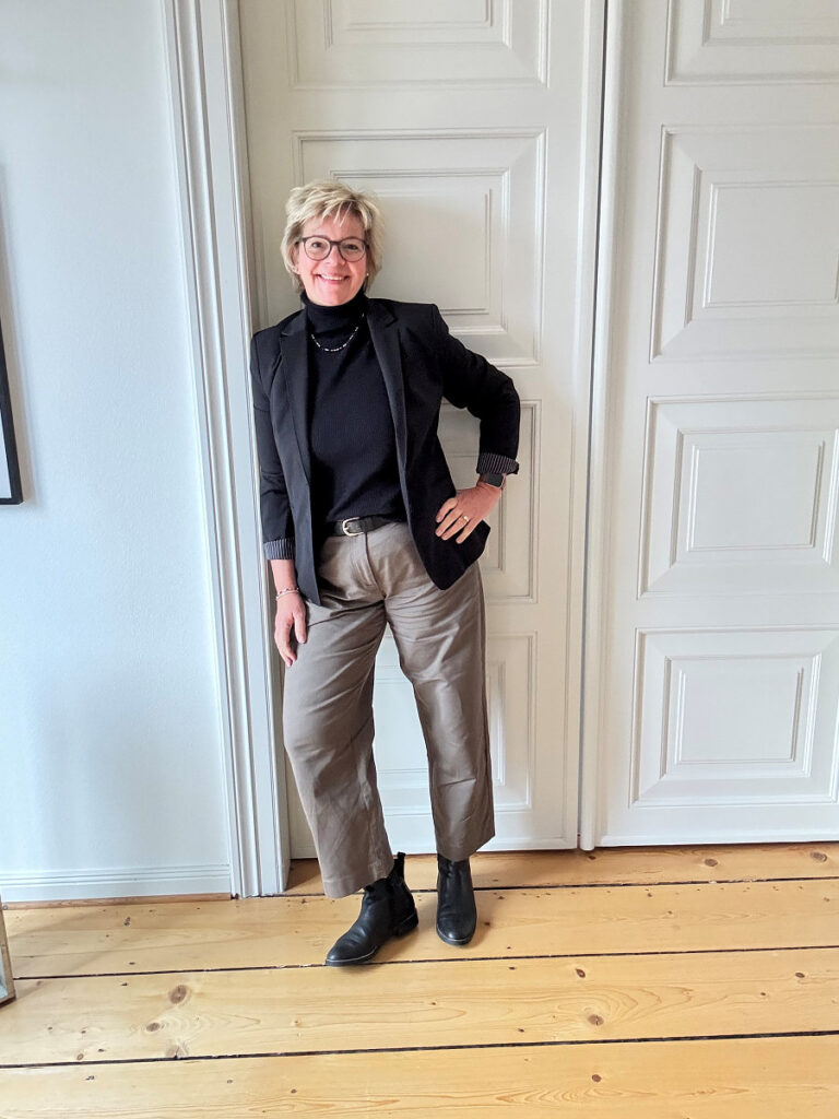 Outfitinspirationen #47/2024 Outfitinspirationen #47/2024 khaki chino cropped wide leg schwarzer Rollkragenpullover schwarzer Blazer