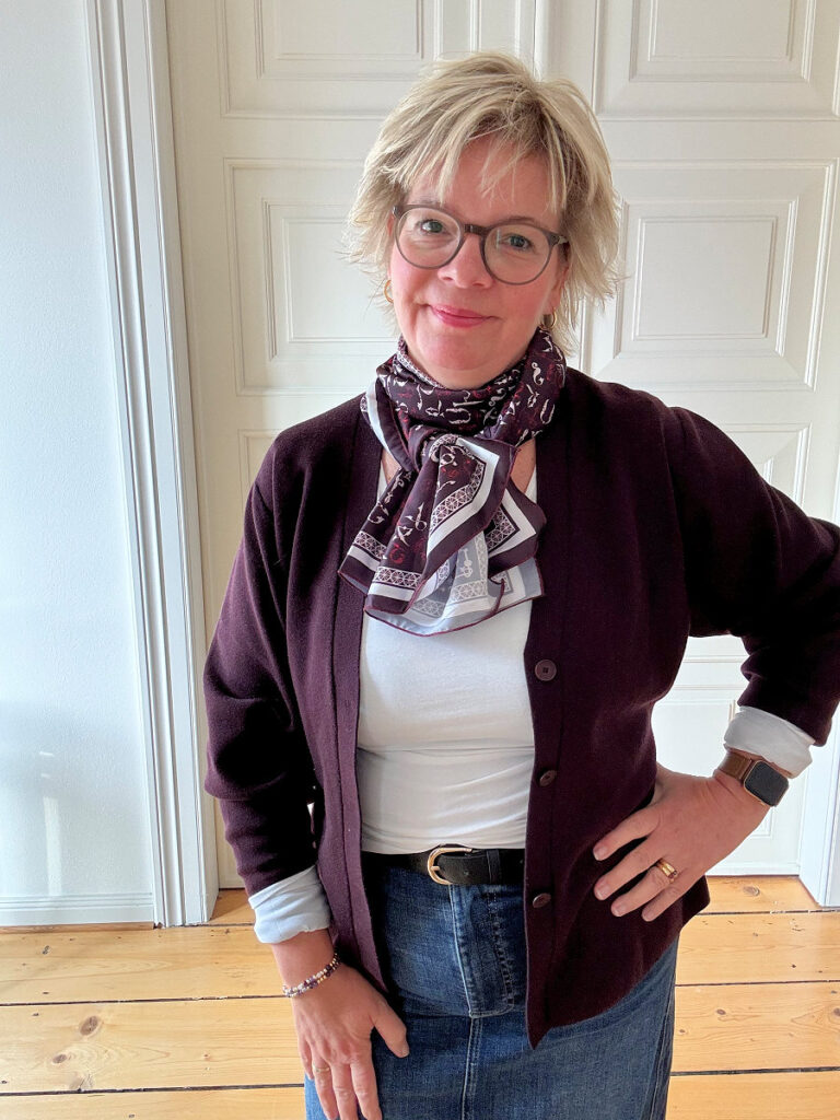 Outfitinspirationen #47/2024 Outfitinspirationen #47/2024 langer jeansrock in blau weißes Langarmshirt bordeaux Strickjacke