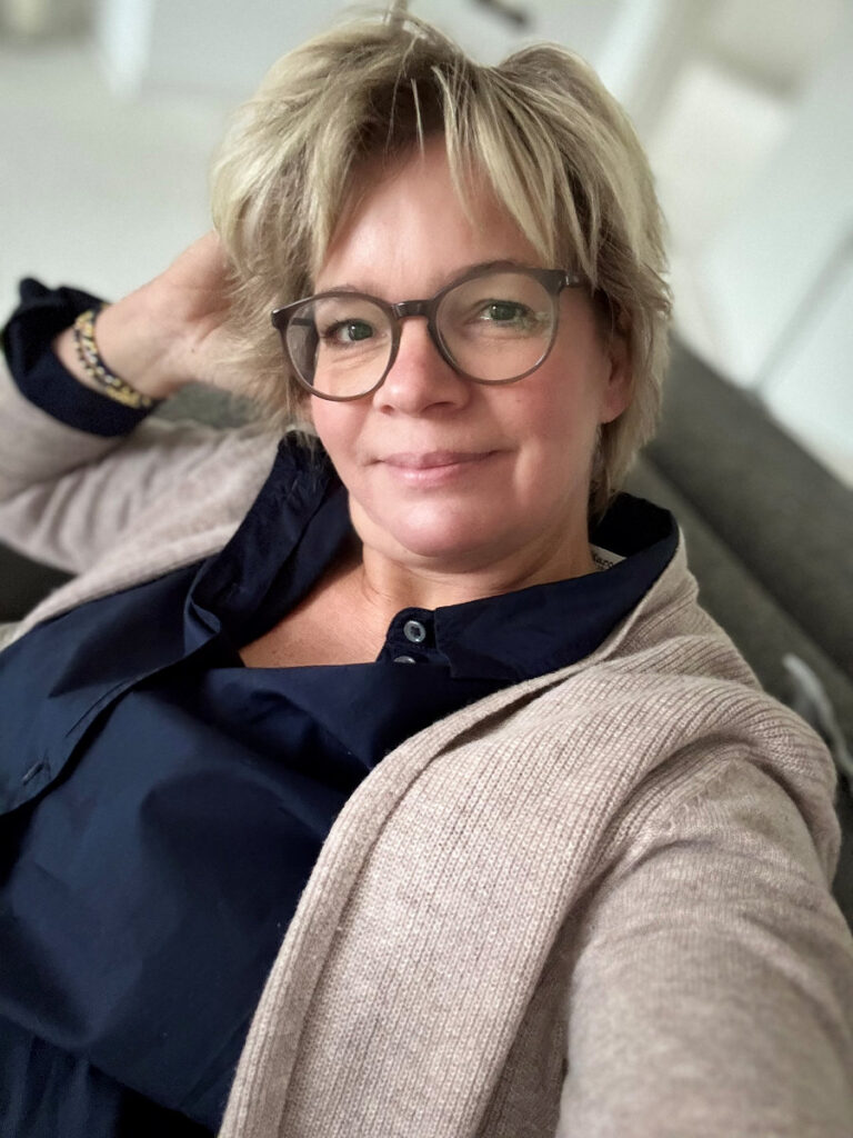 Outfitinspirationen #47/2024 Outfitinspirationen #47/2024 Jeans mit dunkelblauer Bluse beiger Cardigan