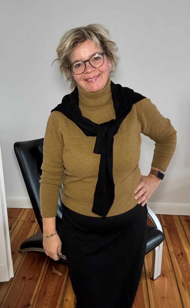 Outfitinspirationen #51/24 Outfitinspirationen #51/24 schwarzer langer Rock eng dunkelcurry Rollkragenpullover schwarzer Cardigan caramell Boots Armbänder pera schmuckmanufaktur