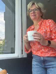 lifewithaglow-jahresrückblick-orange bluse kaffee am fenster lifewithaglow-jahresrückblick-orange bluse kaffee am fenster