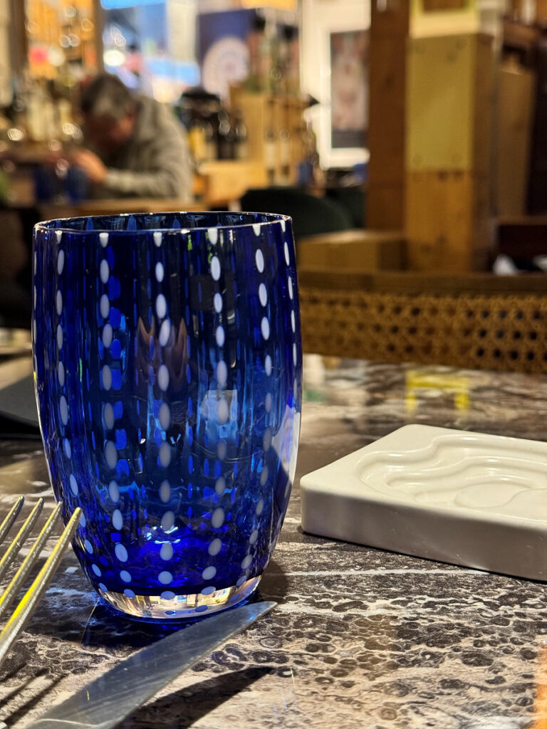 Seelenglück #3/25-lifewithaglow blaues Glas im Restaurant Seelenglück #3/25-lifewithaglow blaues Glas im Restaurant