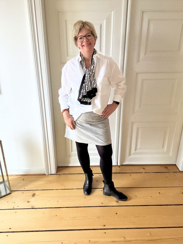 ock und Bluse-Basics kombiniert-lifwithaglow-weiße Bluse oversize-hellgrauer Rock kurz-schwarze Boots-Seidentuch schwarz ecru Rock und Bluse-Basics kombiniert-lifwithaglow-weiße Bluse oversize-hellgrauer Rock kurz-schwarze Boots-Seidentuch schwarz ecru