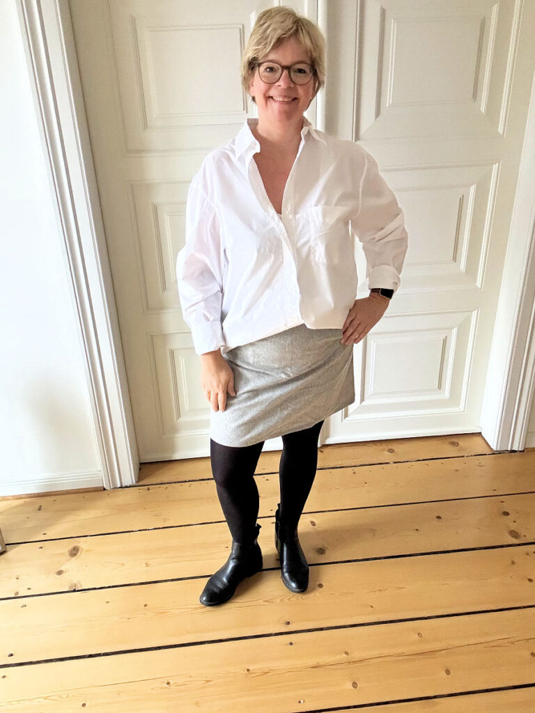 Rock und Bluse-Basics kombiniert-lifwithaglow-weiße Bluse oversize-hellgrauer Rock kurz-schwarze Boots Rock und Bluse-Basics kombiniert-lifwithaglow-weiße Bluse oversize-hellgrauer Rock kurz-schwarze Boots