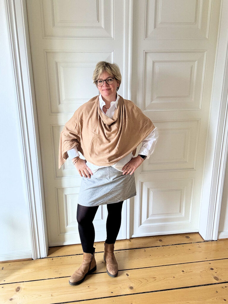 Rock und Bluse-Basics kombiniert-lifwithaglow-weiße Bluse oversize-hellgrauer Rock kurz-Boots in camel und Poncho Rock und Bluse-Basics kombiniert-lifwithaglow-weiße Bluse oversize-hellgrauer Rock kurz-Boots in camel und Poncho