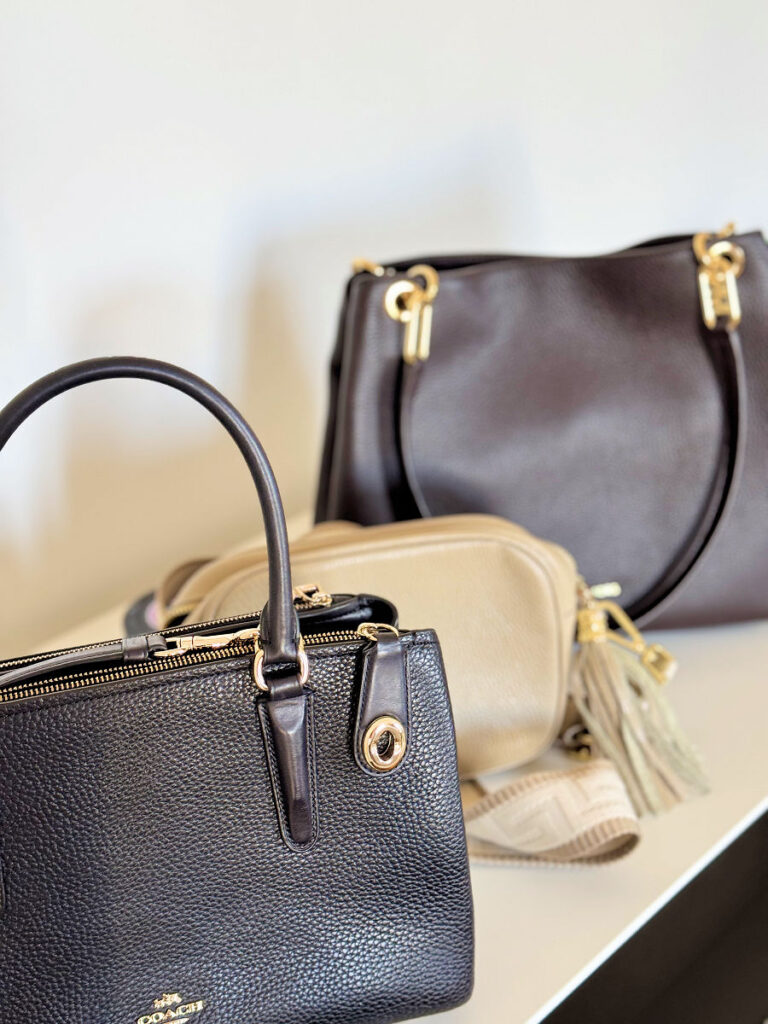 Handtaschen aufbewahren-lifewithaglow-braune Michael Kors Tasche Kensington, schwarze Coach Tasche beige kleine Tasche Handtaschen aufbewahren-lifewithaglow-braune Michael Kors Tasche Kensington, schwarze Coach Tasche beige kleine Tasche
