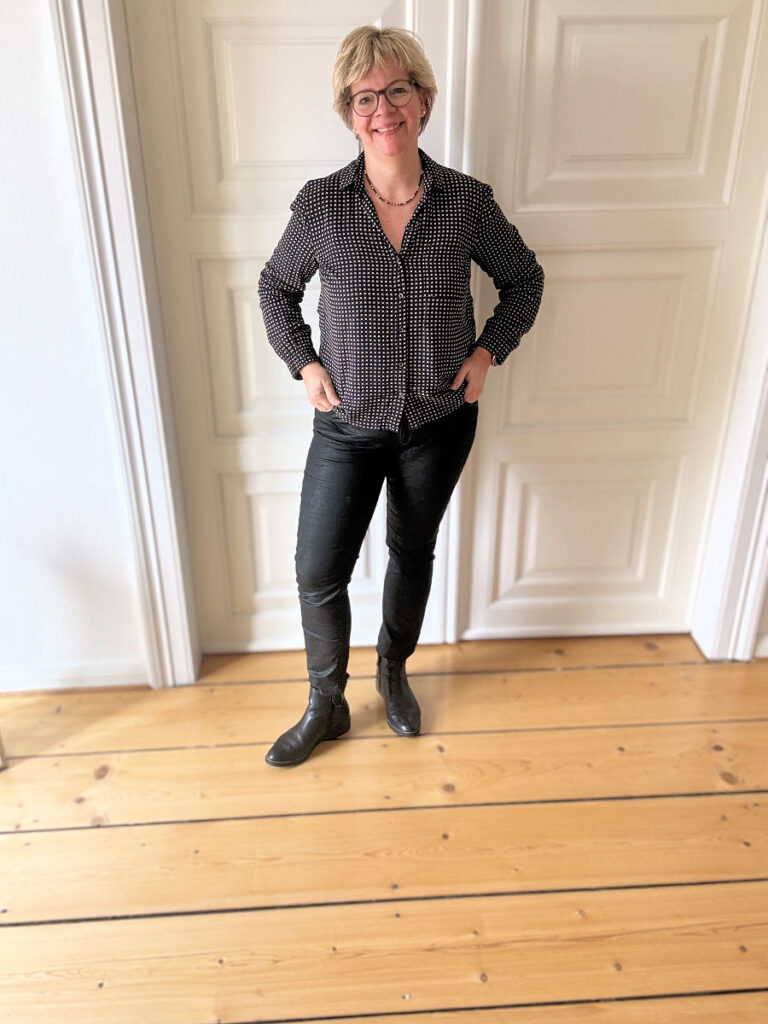 lifewithaglow-schwarze Hose coated-kleingemusterte Bluse schwarz beige-Kette pera Schmuckmanufaktur- schwarze Boots Outfitinspirationen 13/2025-lifewithaglow-schwarze Hose coated-kleingemusterte Bluse schwarz beige-Kette pera Schmuckmanufaktur- schwarze Boots