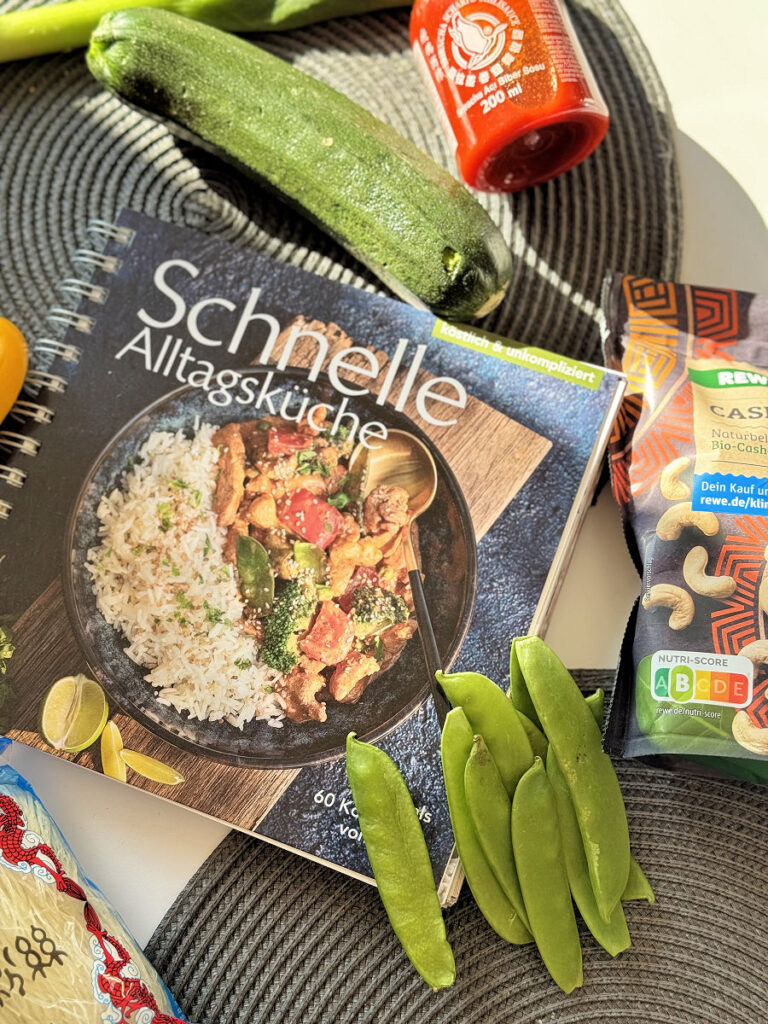 Schnelle Alltagsküche- Wok-Nudeln mit Hähnchen Schnelle Alltagsküche- Wok-Nudeln mit Hähnchen