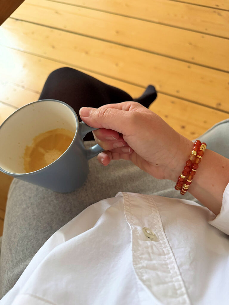 Seelenglück 13/25- von Borsten- Kaffeetasse und Armbänder von Pera Schmuckmanufaktur Seelenglück 13/25- von Borsten- Kaffeetasse und Armbänder von Pera Schmuckmanufaktur