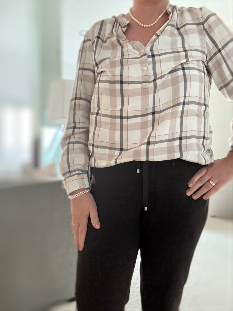 Outfitinspirationen 13/2025-lifewithaglow-braune Joggpant mit beige-ecru Bluse in großkariert-New Balance Sneaker Outfitinspirationen 13/2025-lifewithaglow-braune Joggpant mit beige-ecru Bluse in großkariert-New Balance Sneaker