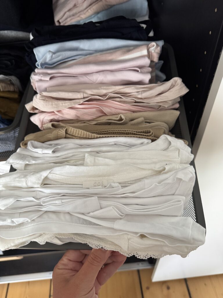 Gedankenfluss- Neue Ordnung im Kleiderschranke-lifewithaglow