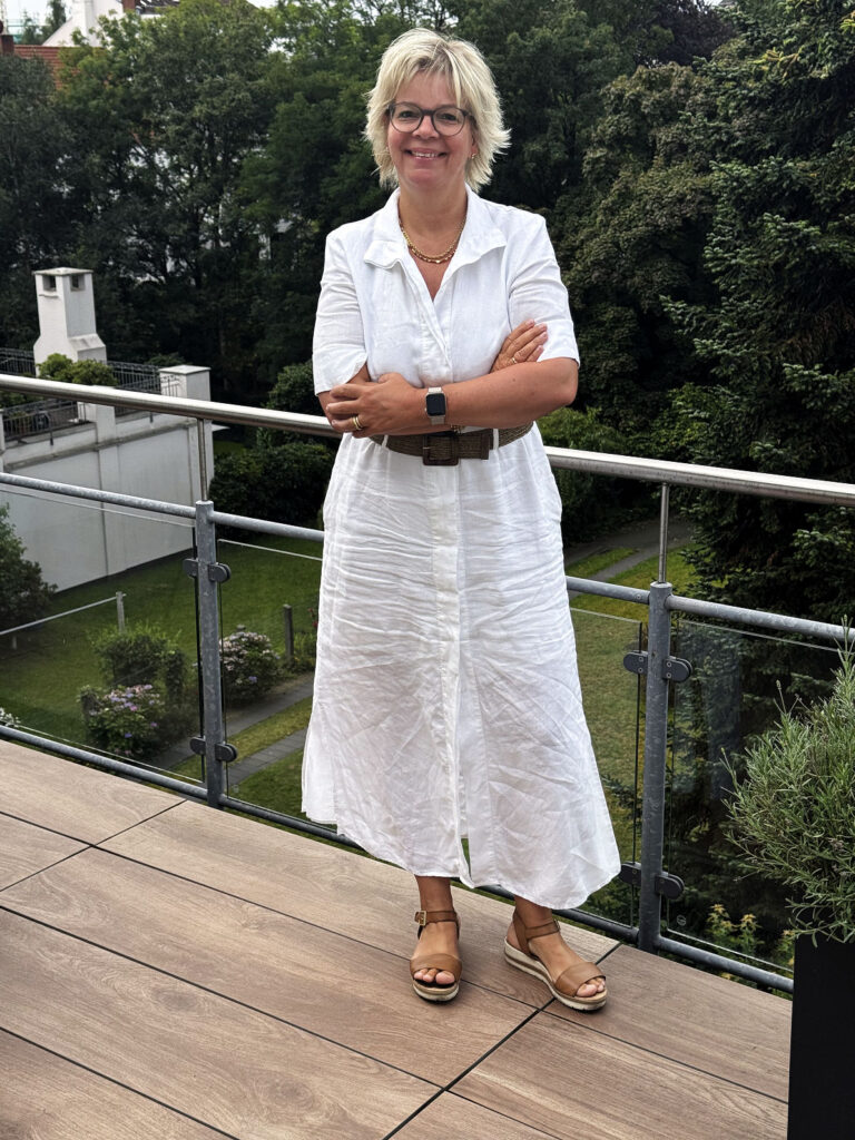 Outfitinspirationen 33/25-lifewithaglow-weißes Maxikleid kurzarm mit Flechtgürtel-Sandalen cognac