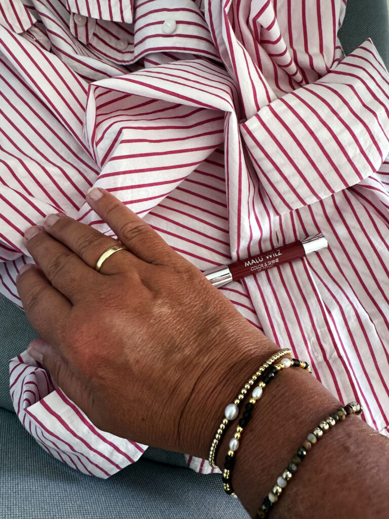 Outfitinspirationen 33/25-lifewithaglow-schwarzes Shirtkleid midi-gestreiftes Hemd-Lackpantoletten- 