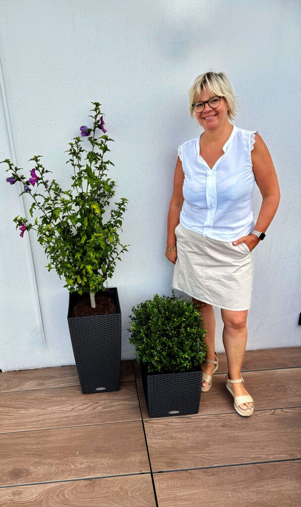 Outfitinspirationen 33/25-lifewithaglow-kurzer beiger Rock-weißes Blusentop mit Spitzeneinsatz-beige Sandaletten mit Bast-Denimjacket