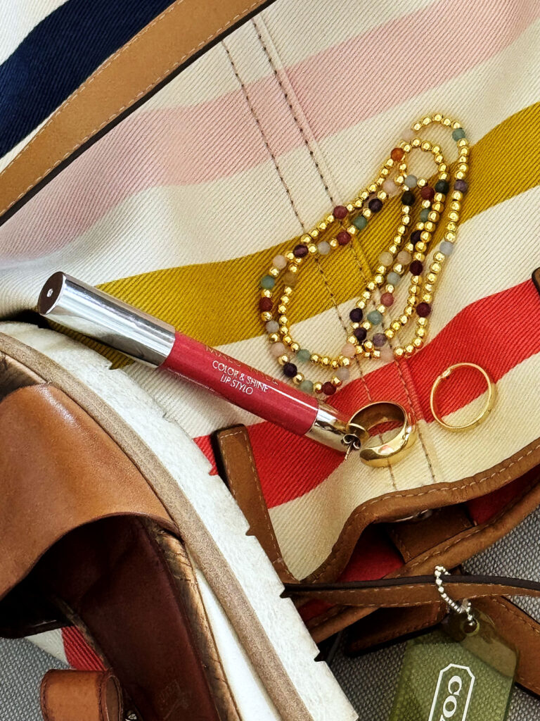 Outfitinspirationen 33/25-lifewithaglow-Shorts in ecru-Blusentop hummer-Sandalen cognac