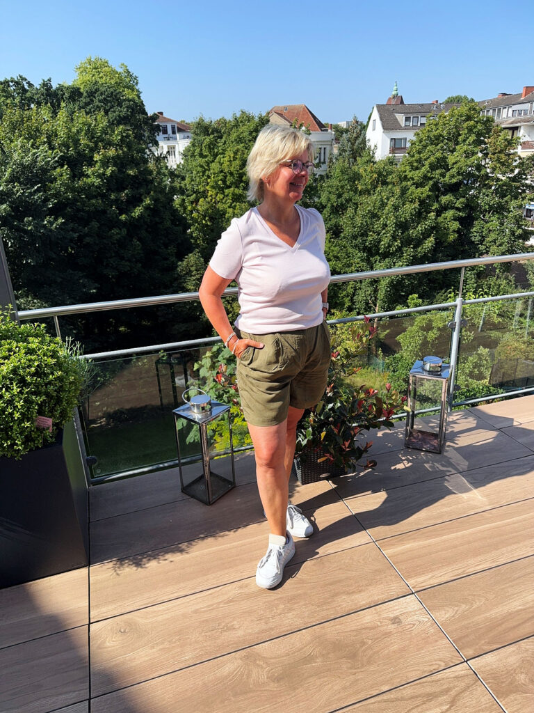 Outfitinspirationen 33/25-lifewithaglow-Shorts oliv-T-Shirt-rosé-weiße Sneaker- Armbänder Pera Schmuckmanufaktur