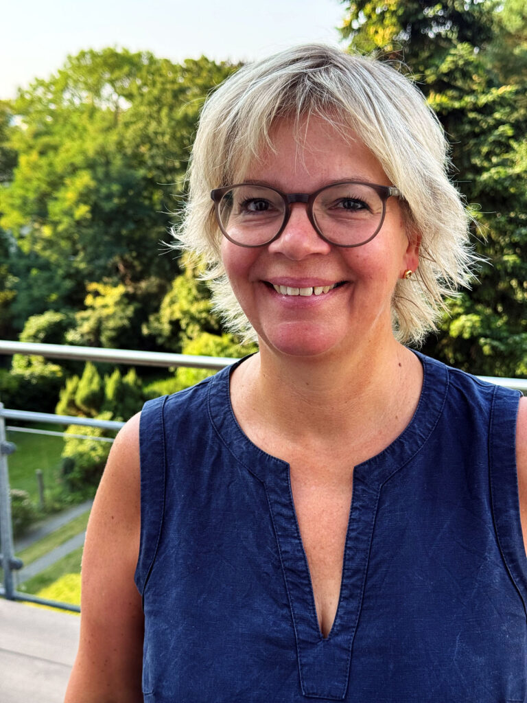 Outfitinspirationen 33/25-lifewithaglow-dunkelblaues Etuikleid-weißer Pulli-weißes Sneaker-Handtasche rosé