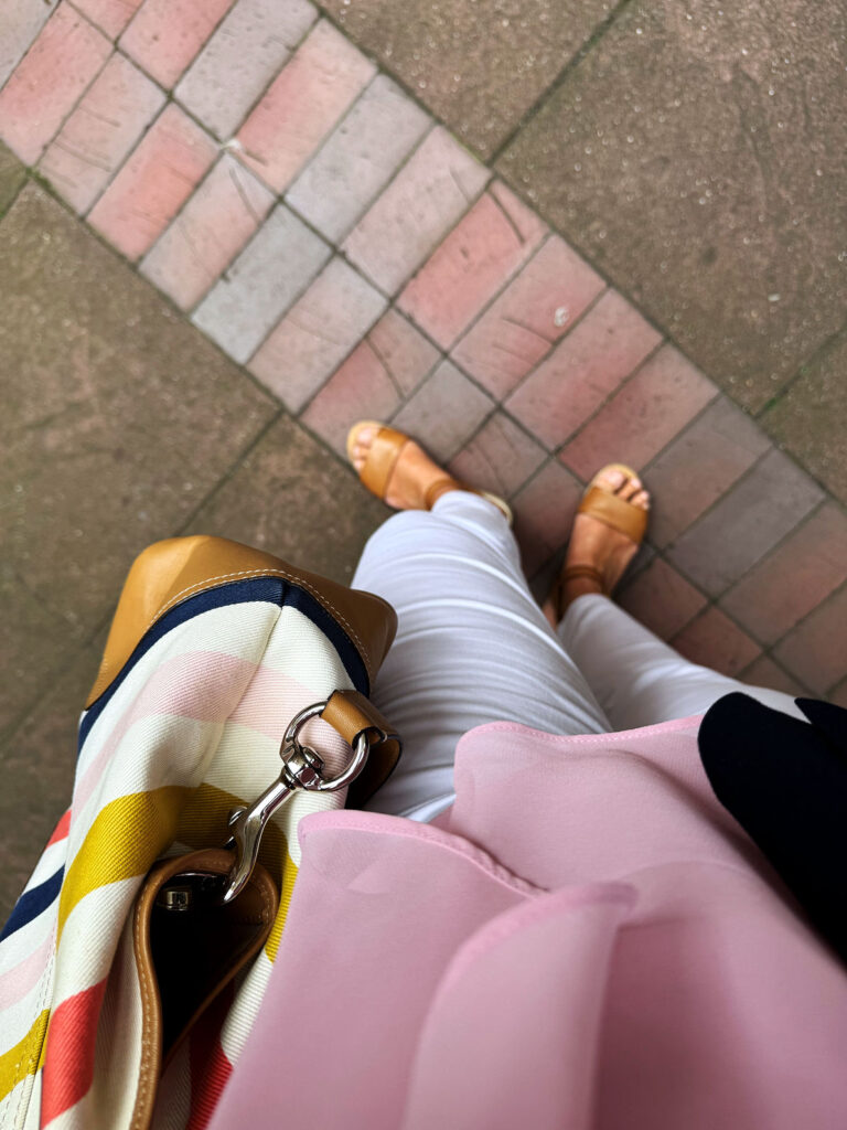 Outfitinspirationen 35/25-Kurzform-lifewithaglow- weiße Hose-Rosa Bluse mit Volant-dunkelblauer Blazer-Sandalen in cognac-