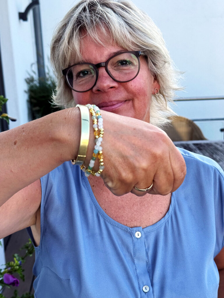 Outfitinspirationen 35/25-Kurzform-lifewithaglow- weiße Hose-graues Seidenblusentop-schwarze Sandalen-schwarzer Blazer