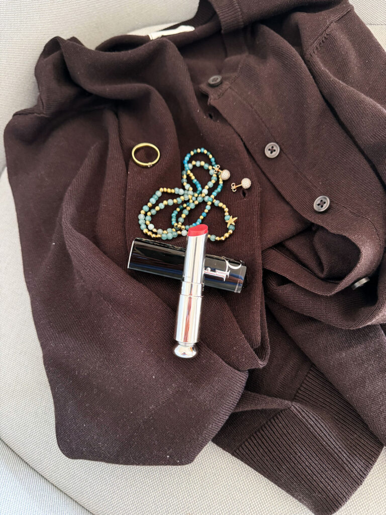 Outfitinspirationen 35/25-Kurzform-lifewithaglow- Cargorock in beige-blaues Shirt-brauner Cardigan