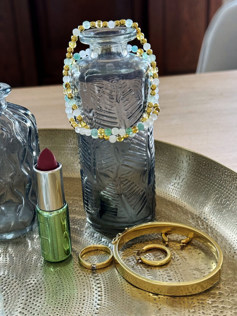 Outfitinspirationen 35/25-Kurzform-lifewithaglow- Hose hellbeige Chino-grüngoldenes Leinenshirt-schwarzer Blazer-schwarze Loafer